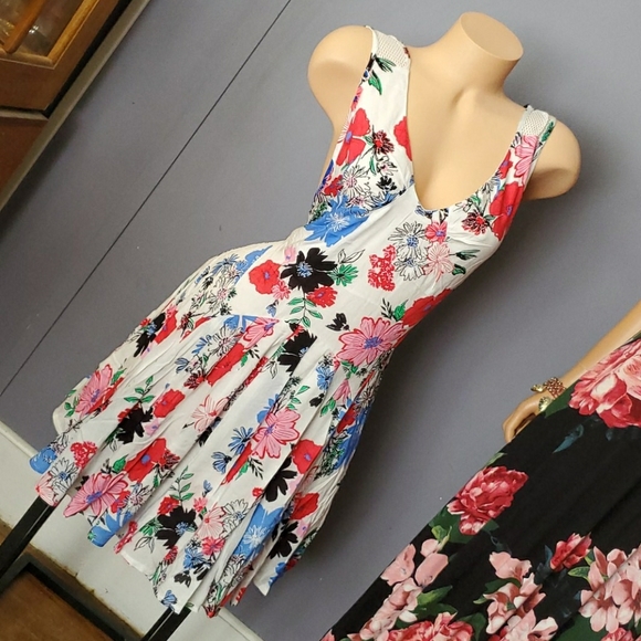 Dresses & Skirts - HOST PICK OMG Check This Dress Out!